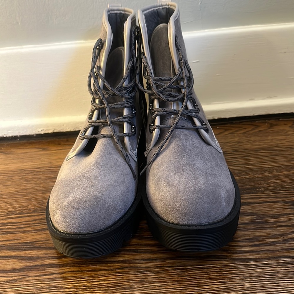 NWOT gray Tinstree combat boots size 10